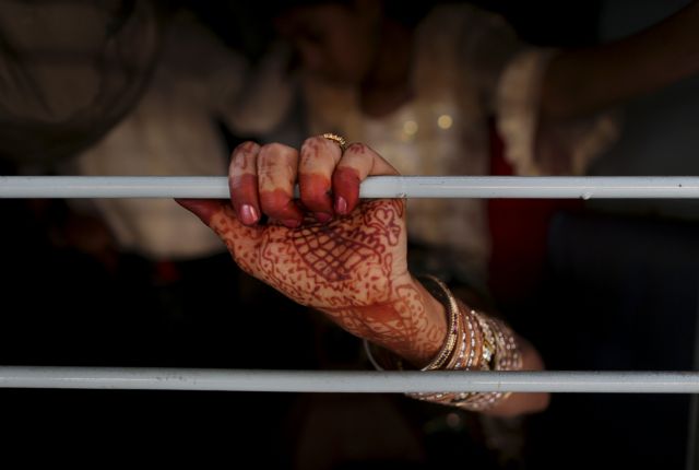 Δεκαεπτάχρονη Ινδή έπεσε νεκρή από πυρά άνδρα που ουρούσε έξω από το σπίτι της